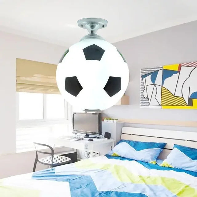 Dimmbare LED Deckenlampe, Fußball & Basketball. Perfektes Sportdesign für ein lebendiges Kinderzimmer.