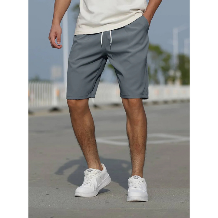 Marineblaue Casual Herren Shorts, atmungsaktiv & modern, ideal für Sommer und Sportaktivitäten.