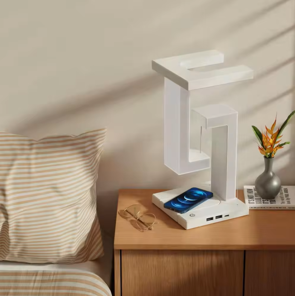 Futuristische schwebende LED-Leuchte mit integriertem Wireless Charging. Stilvolle und funktionale Schreibtisch-Tischlampe.