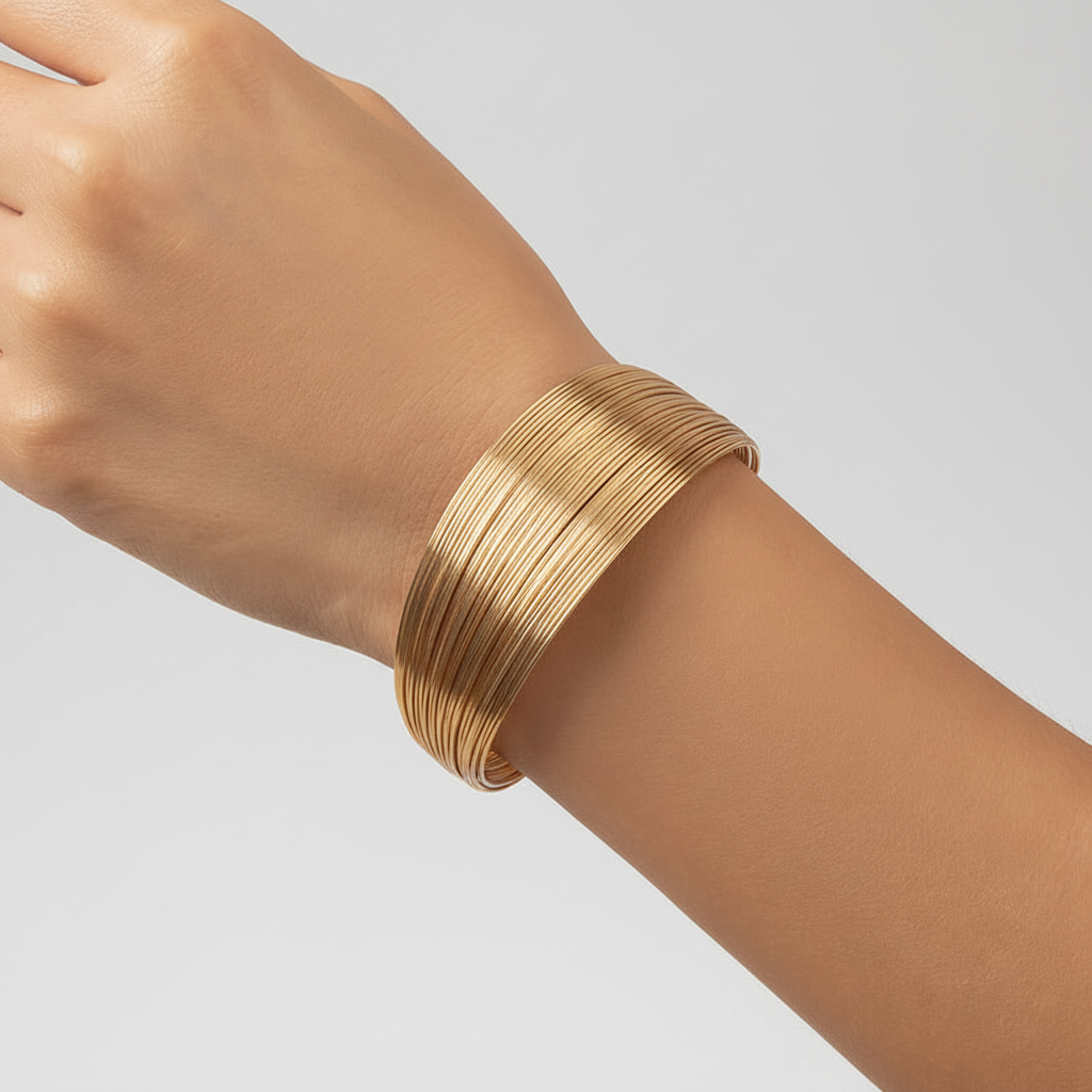Moderner Damen Armreif EleganceCuff aus Edelstahl, ein zeitloses Schmuckstück für stilbewusste Frauen.