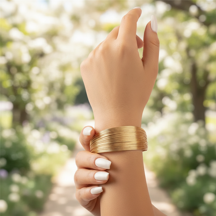Damen Manschettenarmreif EleganceCuff aus glänzendem Edelstahl, in Gold-Optik, elegant und modern.