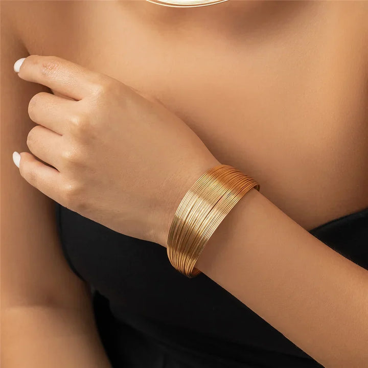 Goldener EleganceCuff Manschettenarmreif für Damen, ein modisches Accessoire, perfekt für jeden Look.