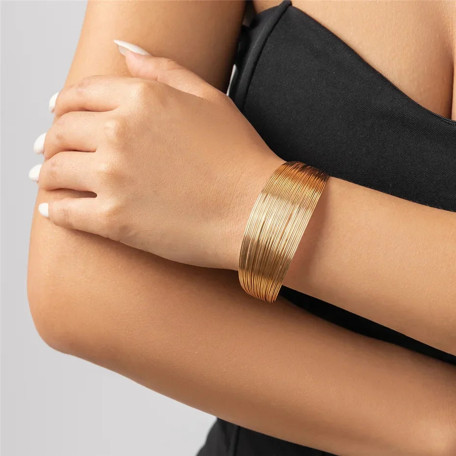 Eleganter Damen Armreif EleganceCuff aus Edelstahl, schlichtes Design für zeitlosen Chic, als Schmuck-Highlight.
