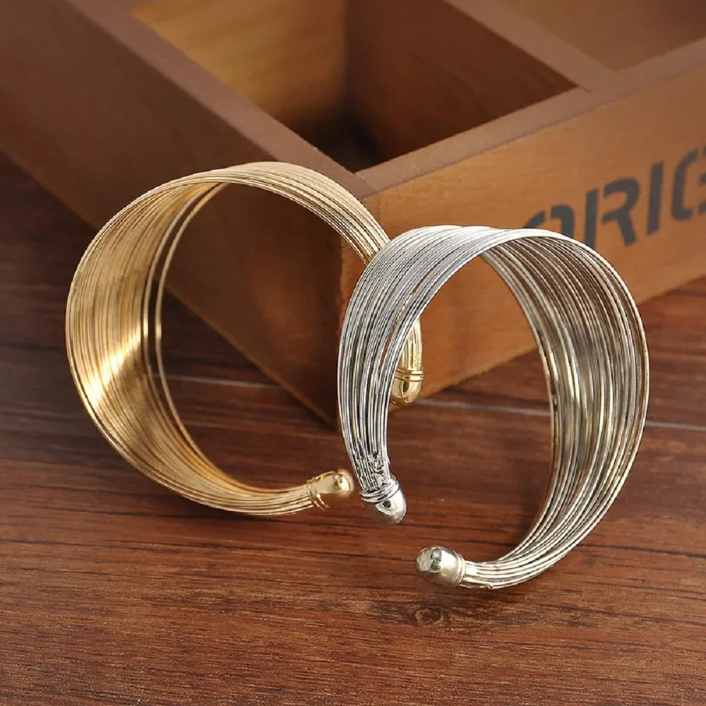Moderner Damen Manschettenarmreif, vielseitiges Accessoire aus Edelstahl in Gold/Silber, passt zu jedem Outfit.