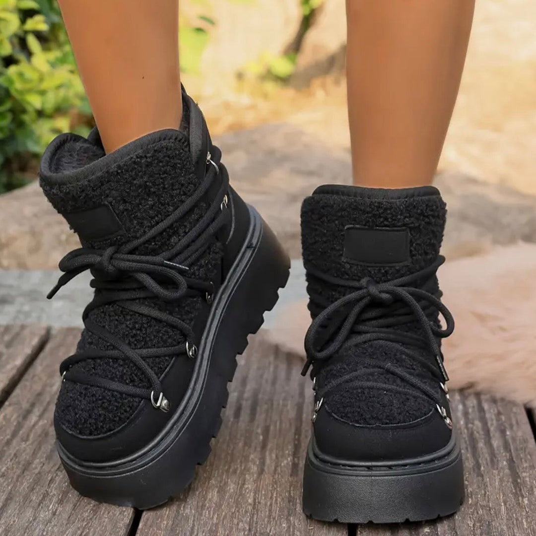 Trendige Damen Plateau-Schnürstiefel in Schwarz. Wasserabweisend, Komfort-Innensohle für kalte Tage.