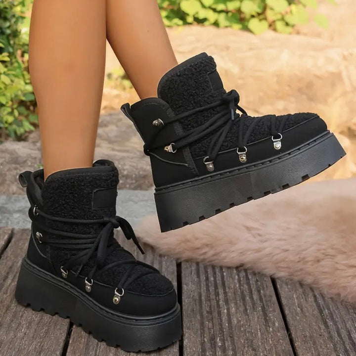 Warme Damen Winterschuhe, braune Schnürstiefel mit Plateau & Komfortsohle. Ideal für kalte Tage.
