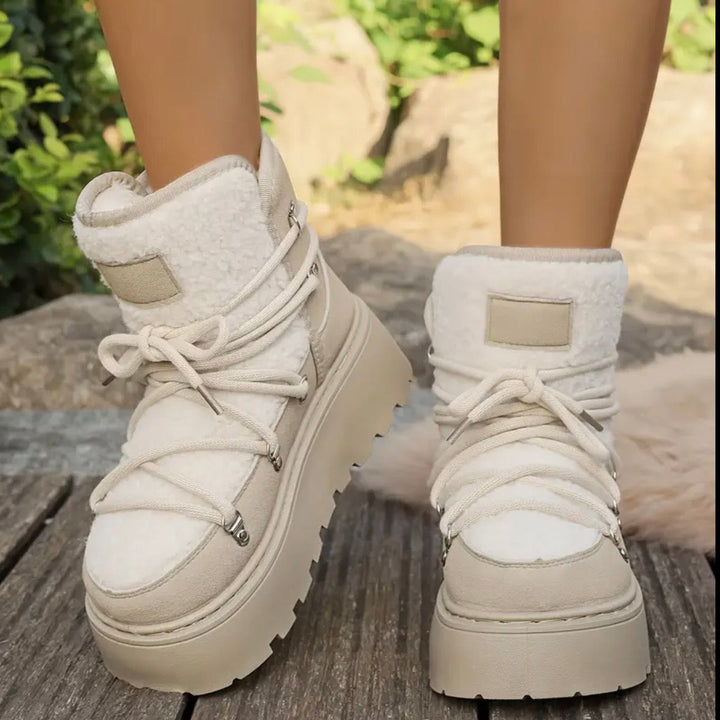Elegante Damen Schnürstiefel in Weiß mit Plateau. Rutschfeste Sohle, gepolstert für Freizeit & Mode.