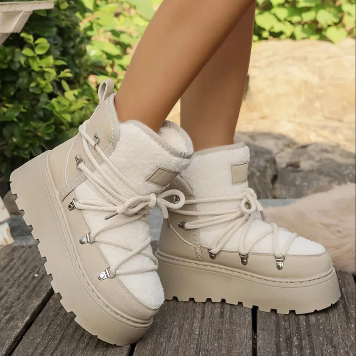 Modische Damen Plateau-Schnürstiefel in Schwarz, wasserabweisend und gepolstert für ultimativen Komfort.