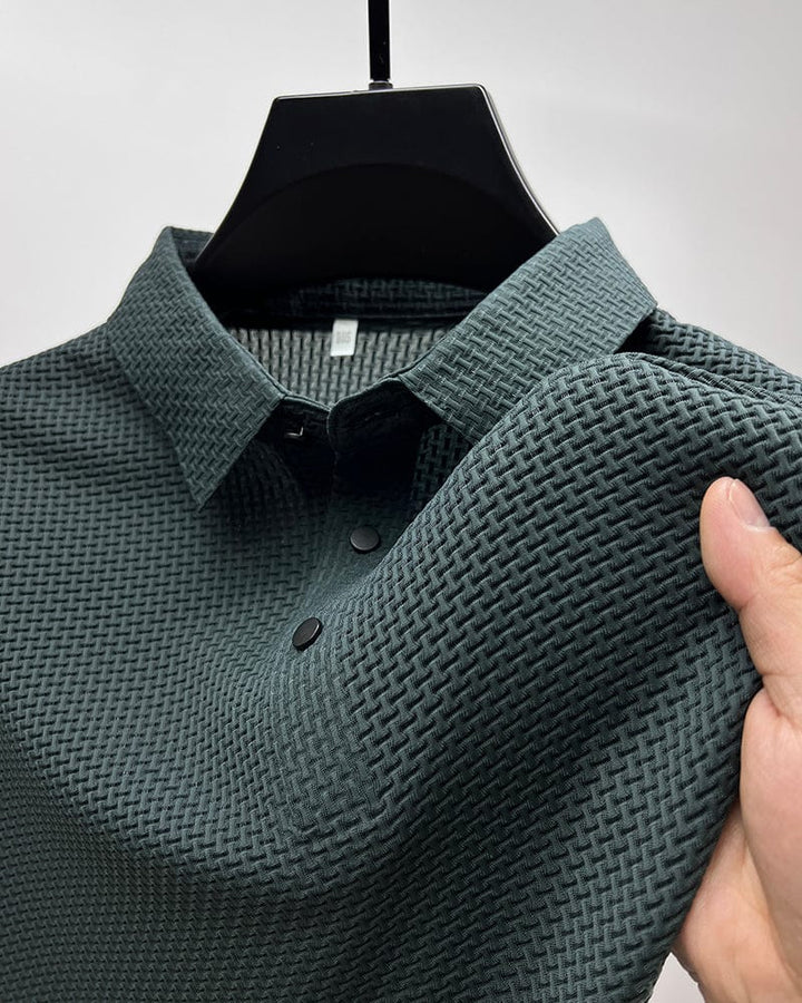 Detailaufnahme: Hochwertiges, atmungsaktives Herren Poloshirt mit elegantem Kragen.