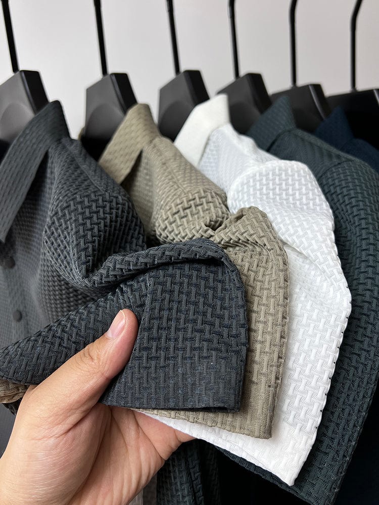 Kühl & trocken bleiben mit diesem atmungsaktiven Herren Poloshirt. Perfekt für den Sommer.