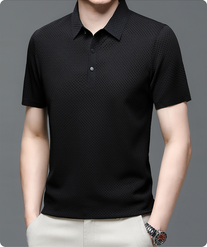 Sommerliches Herren Poloshirt: leicht, atmungsaktiv und angenehm kühl für heiße Tage.