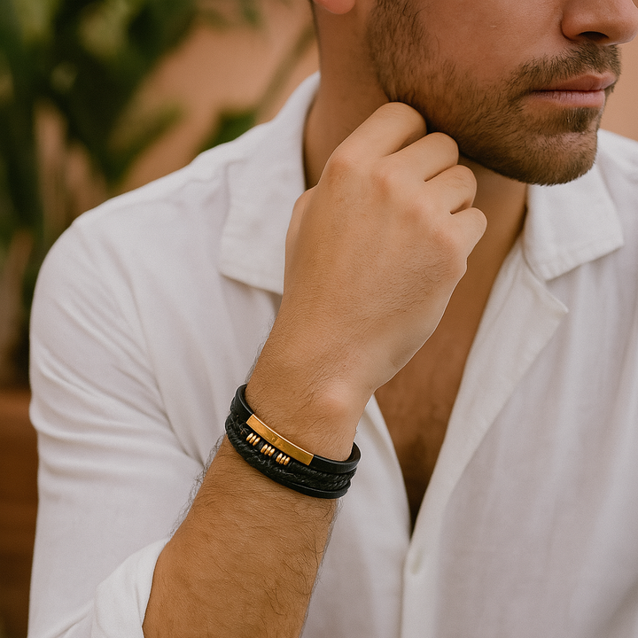 Herren Vintage-Armband Seth, mehrlagig geflochten in Lederoptik, mit stilvollem Magnetverschluss.