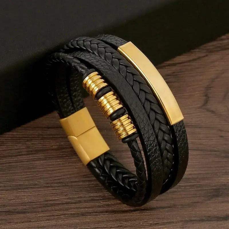 Mehrlagiges Herrenarmband im Vintage-Stil, geflochten in Braun, mit praktischem Magnetverschluss.