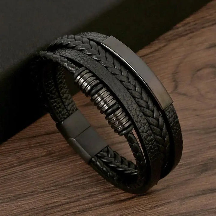 Braunes Herren-Armband Vintage-Stil, mehrlagig und geflochten, mit robustem Magnetverschluss.