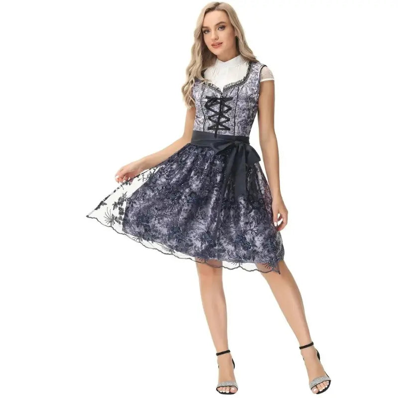 Nahaufnahme: Besticktes Mieder des Damen Dirndlkleids. Feine Stickereien. Traditionelle Trachtenmode für Oktoberfest.