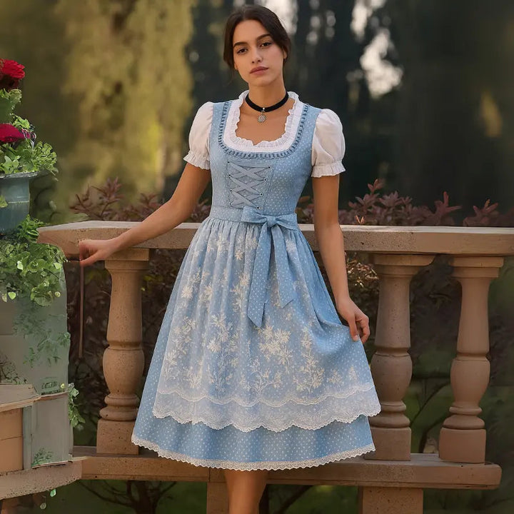Klassisches hellblaues Damen Dirndlkleid mit feinen Stickereien, ideal für Oktoberfest & Trachtenfest.