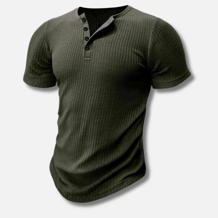 Figurbetontes Herren Kurzarm T-Shirt im Muscle Fit mit eleganter Knopfleiste, ideal für selbstbewusste Auftritte.