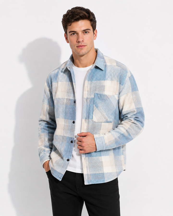 Hellblaues Langarm-Herrenhemd für vielseitige Looks, ideal für Business und Freizeit. Klassisch & komfortabel.