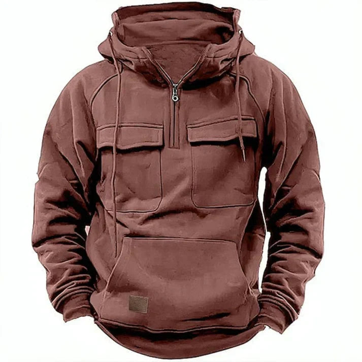 Mann trägt klassische Herren Herbst-Winterjacke im Freien. Vielseitige Outdoor- & Freizeitjacke für Männer.