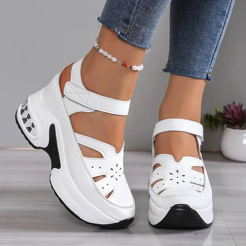 Leichte, bequeme Damen Freizeitsandalen mit verstellbaren Riemen; bieten orthopädische Unterstützung für gesunde Füsse.