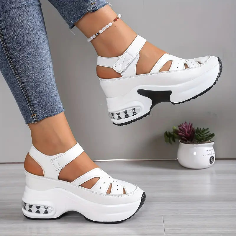 Bequeme Orthopädie-Sandalen für Damen, ideal für den Sommer. Leichte Unterstützung und ergonomisches Fussbett.