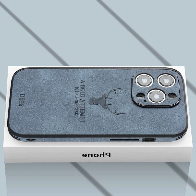 Stylische iPhone 13 Wildleder Handyhülle, luxuriös und funktional, mit extra Kameraschutz.
