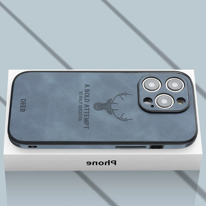 Stylische iPhone 13 Wildleder Handyhülle, luxuriös und funktional, mit extra Kameraschutz.