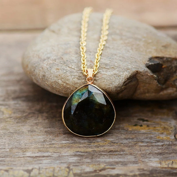Spirituelle Labradorit-Damenkette als Schutzschmuck, mystische Tropfenform.