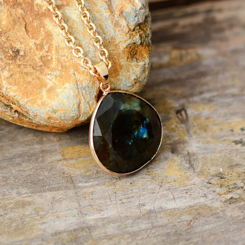 Elegante Damen-Tropfenkette aus Labradorit mit Goldveredelung im Boho-Stil.