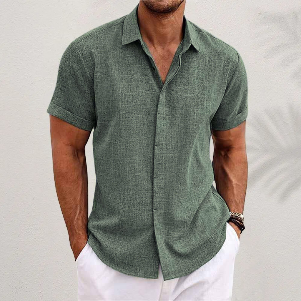 Mann trägt elegantes tailliertes Herren Kurzarmhemd in heller Farbe, sommerlich.