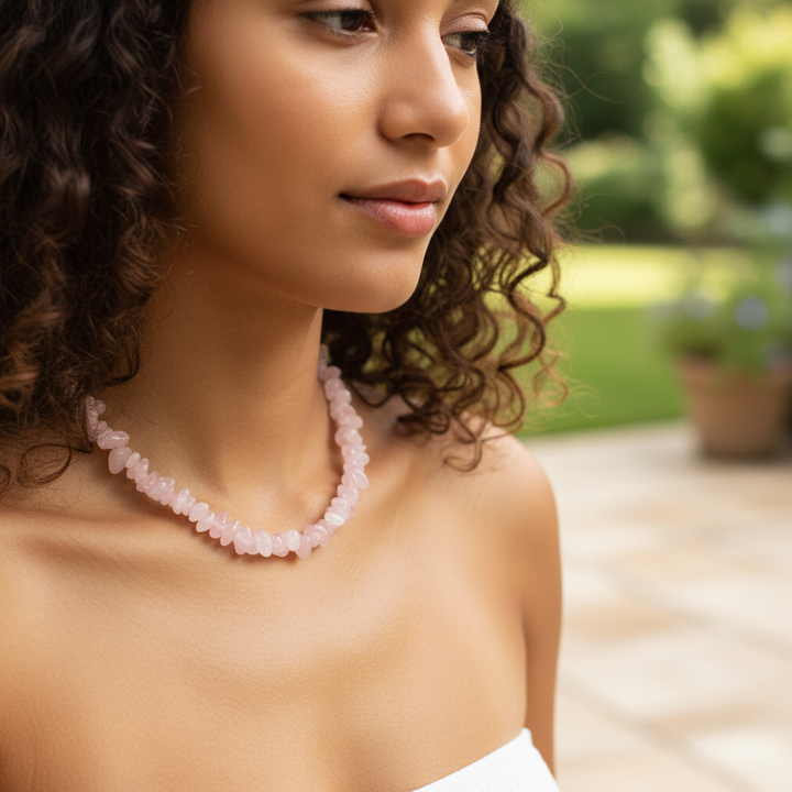 Damen Halskette mit polierten Naturkristallen, elegant und naturinspiriert.