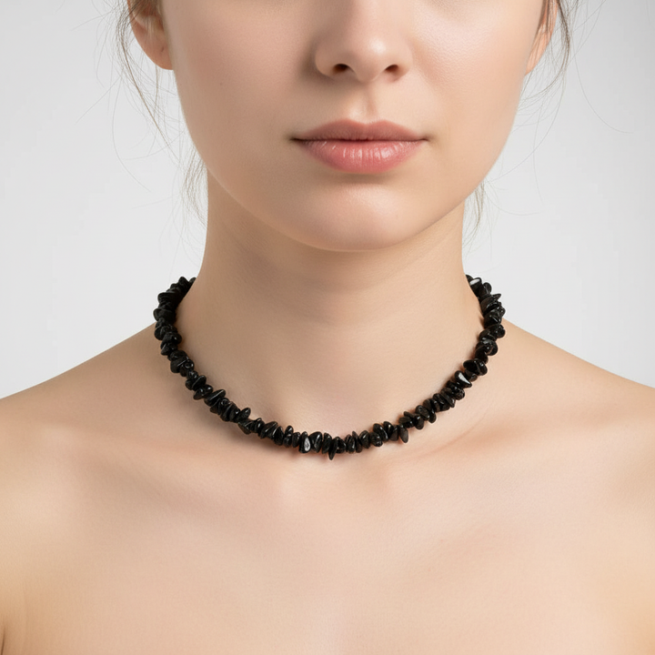 Damen Halskette mit polierten Natursteinen, verleiht jedem Look Eleganz.