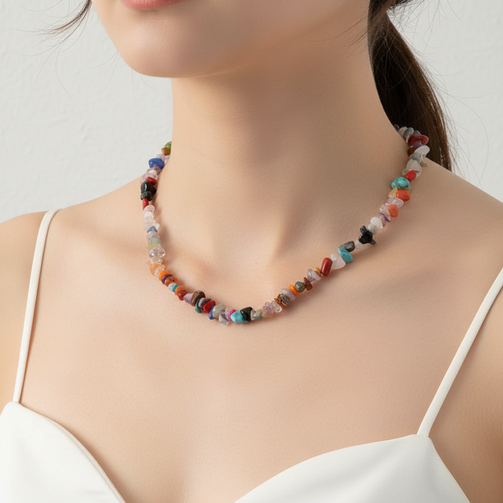 Luxuriöse Damenkette, Naturstein-Collier mit polierten, schimmernden Kristallen.