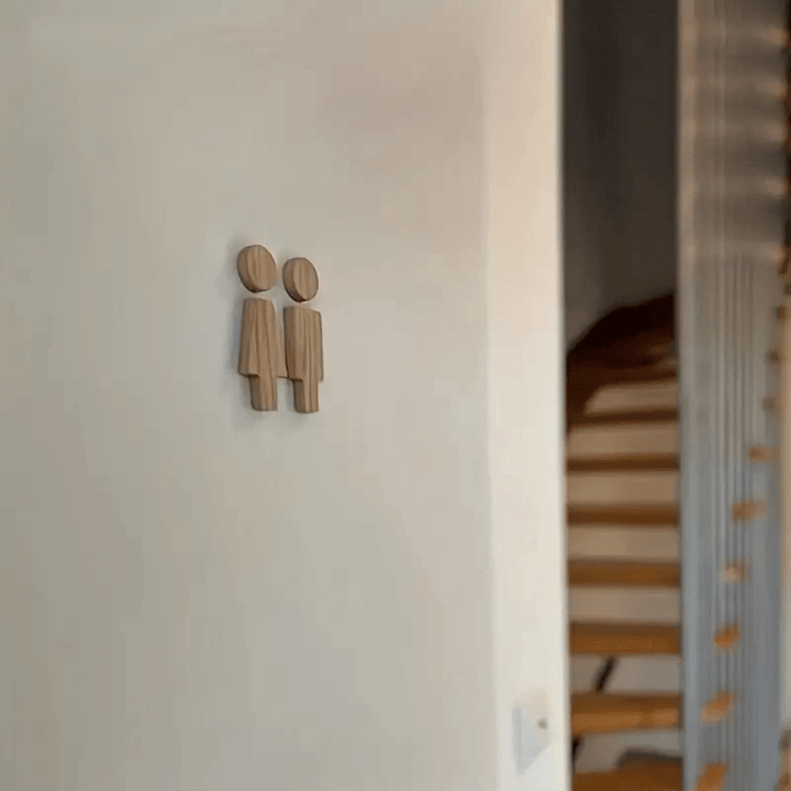 Nachhaltiges WC Holzschild, naturbelassen, dezenter Wegweiser für Ihr Badezimmer, schlicht und elegant.