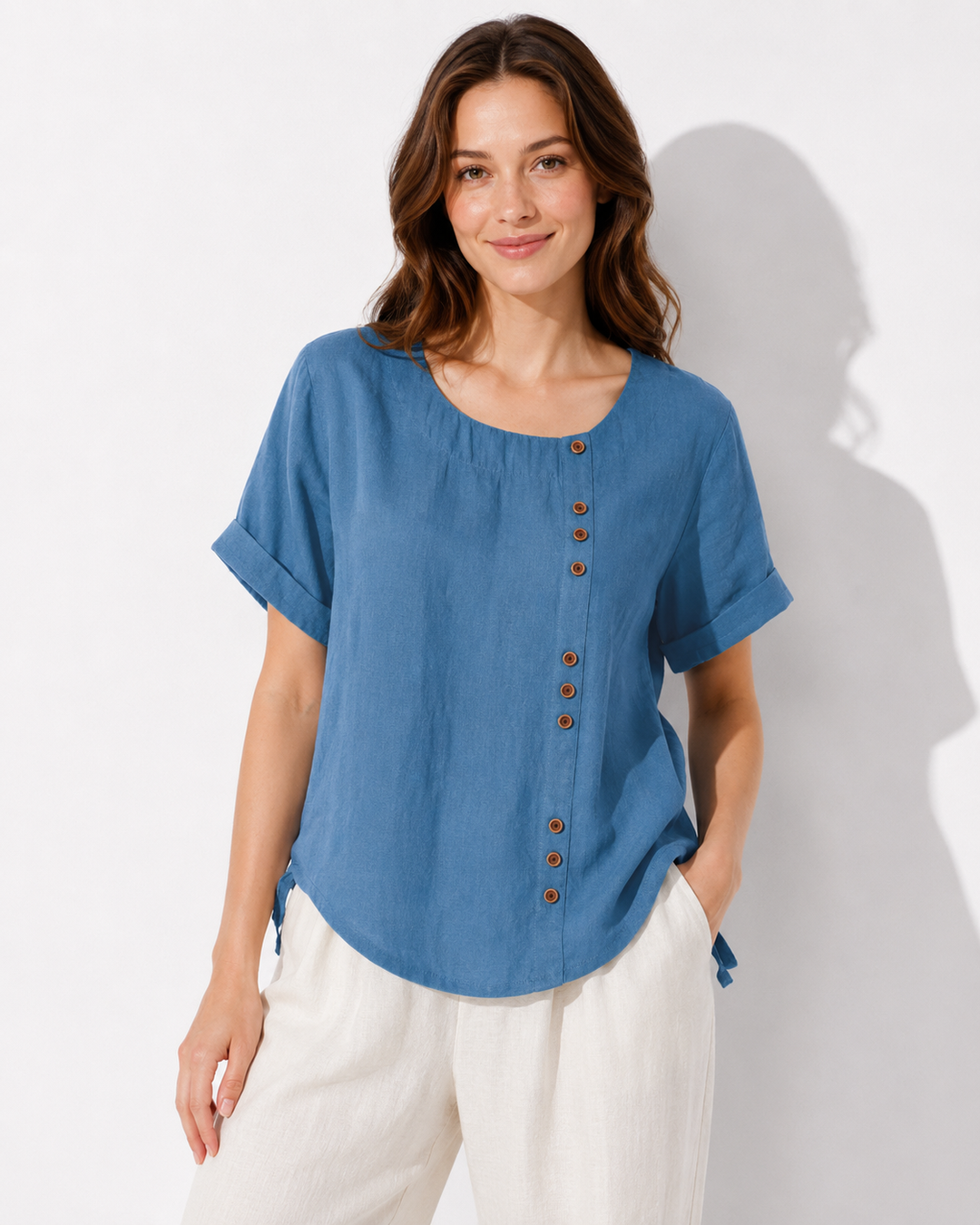 Stylisches Damen Kurzarmshirt in klassischer Farbe, ideal als vielseitiges Basic Oberteil für jeden Anlass.