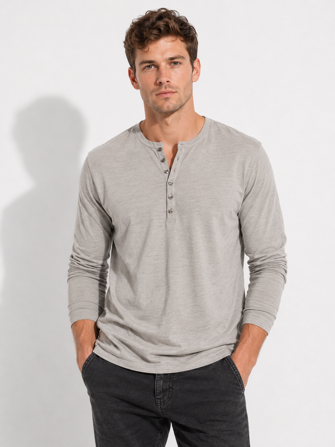 Modernes Herren Langarmshirt, ein vielseitiges Oberteil für jeden Anlass. Klassische Männerkleidung.