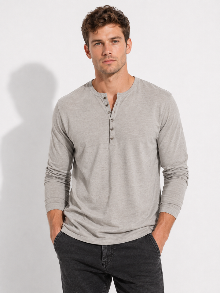 Modernes Herren Langarmshirt, ein vielseitiges Oberteil für jeden Anlass. Klassische Männerkleidung.