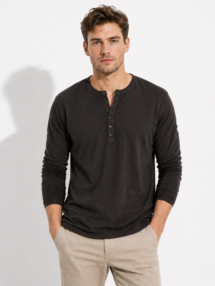 Bequemes Herren Langarmshirt in klassischem Design. Optimales Oberteil für den Alltag, kombiniert Stil & Komfort.