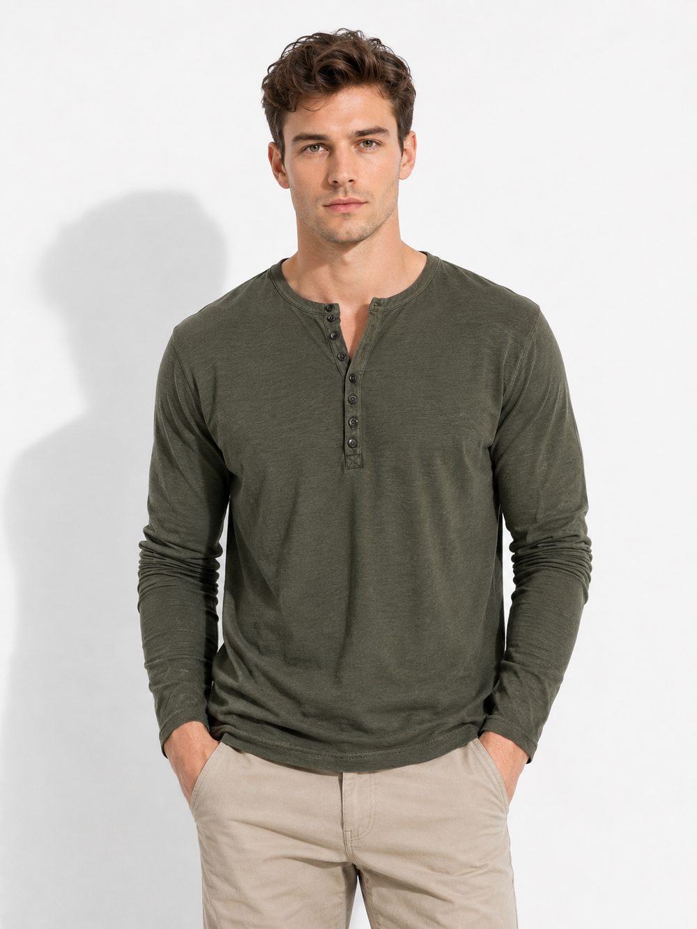 Elegantes Herren Langarmshirt im zeitlosen Stil. Perfektes Basic Oberteil für vielseitige Männer Outfits.