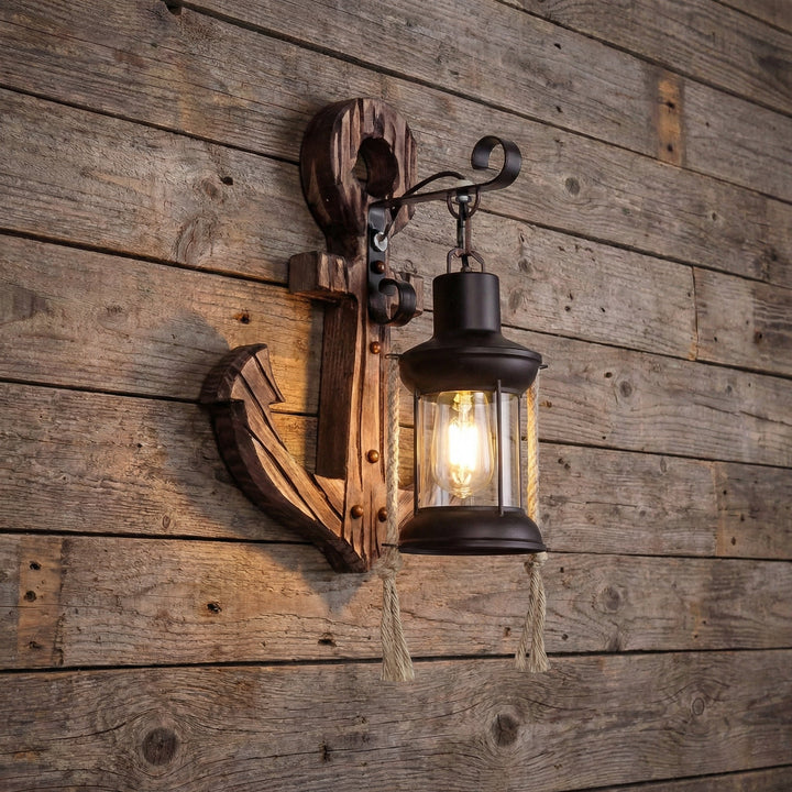 Küstliche Anker Wandleuchte aus lackiertem Holz & Gusseisen, integrierte LED für warmes Licht.