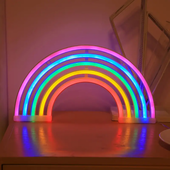 Leuchtende Regenbogen LED Lampe als fröhliche Dekoration und Nachtlicht im modernen Kinderzimmer.