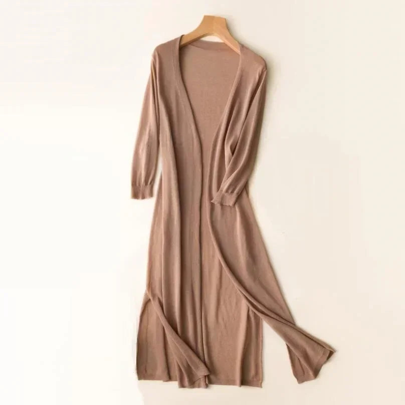 Schicker, langer Damen-Cardigan mit fließender Silhouette, ideal für modische Übergangs-Looks.