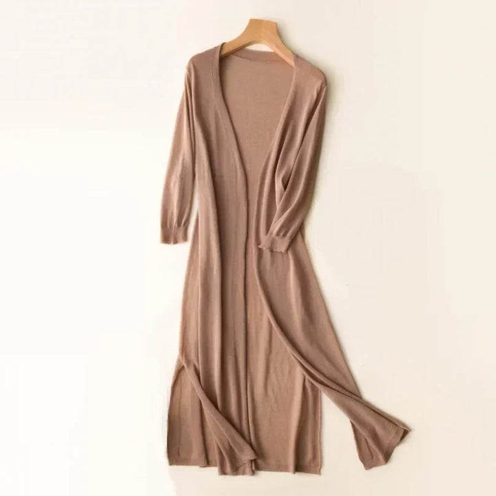 Schicker, langer Damen-Cardigan mit fließender Silhouette, ideal für modische Übergangs-Looks.