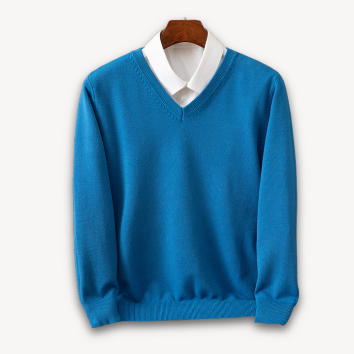 Eleganter Herren V-Ausschnitt Pullover unter einem Sakko, perfekt für Business-Mode, stilvoll.