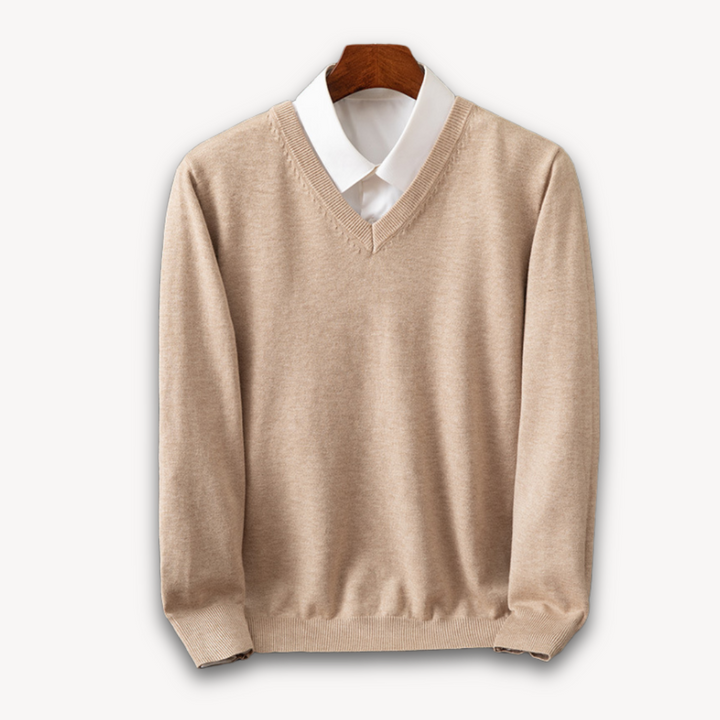 Herren V-Ausschnitt Pullover auf Kleiderbügel, zeigt Passform & weichen Fall der Strickware.