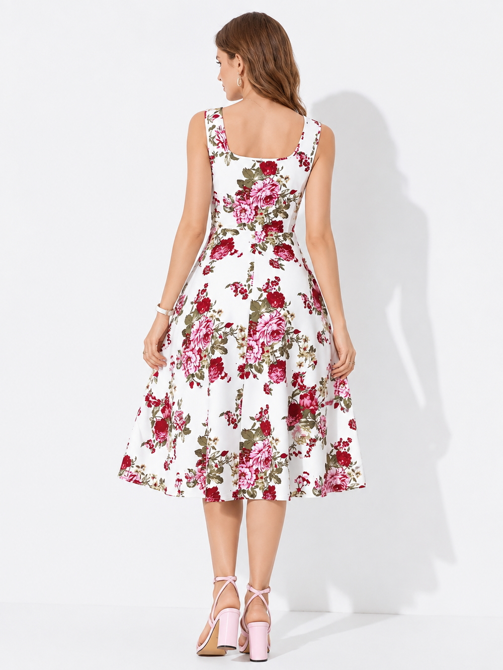 Bequemes ärmelloses Damen Sommerkleid mit floralem Muster, ideal für warme Tage.