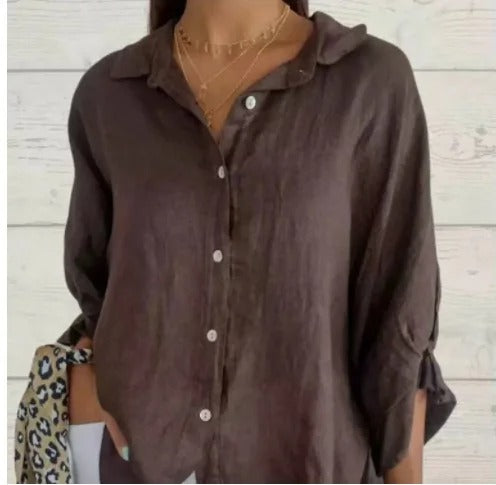 Bequeme Langarm-Damenbluse mit Spulenkragen. Vielseitiges Oberteil für lässige oder Business-Casual-Looks.