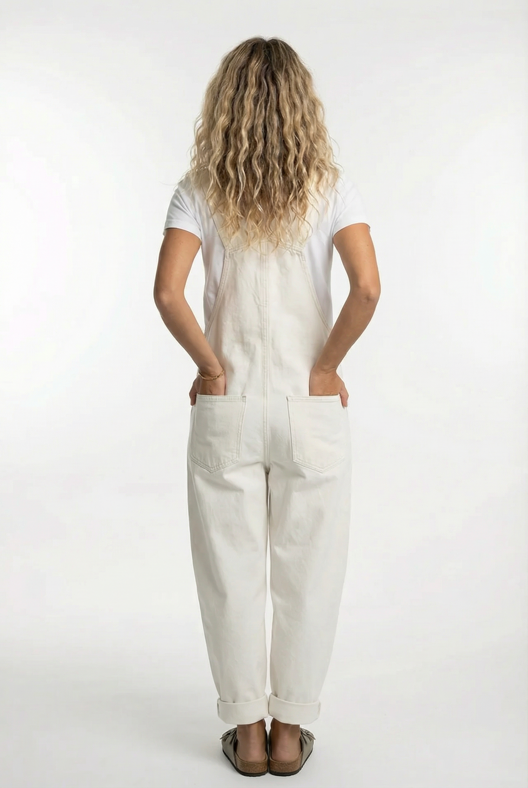 Damen Jeansoverall mit robustem Denim-Stoff, verstellbaren Trägern und lässigem Schnitt. Optimal für Komfort und Freizeit.