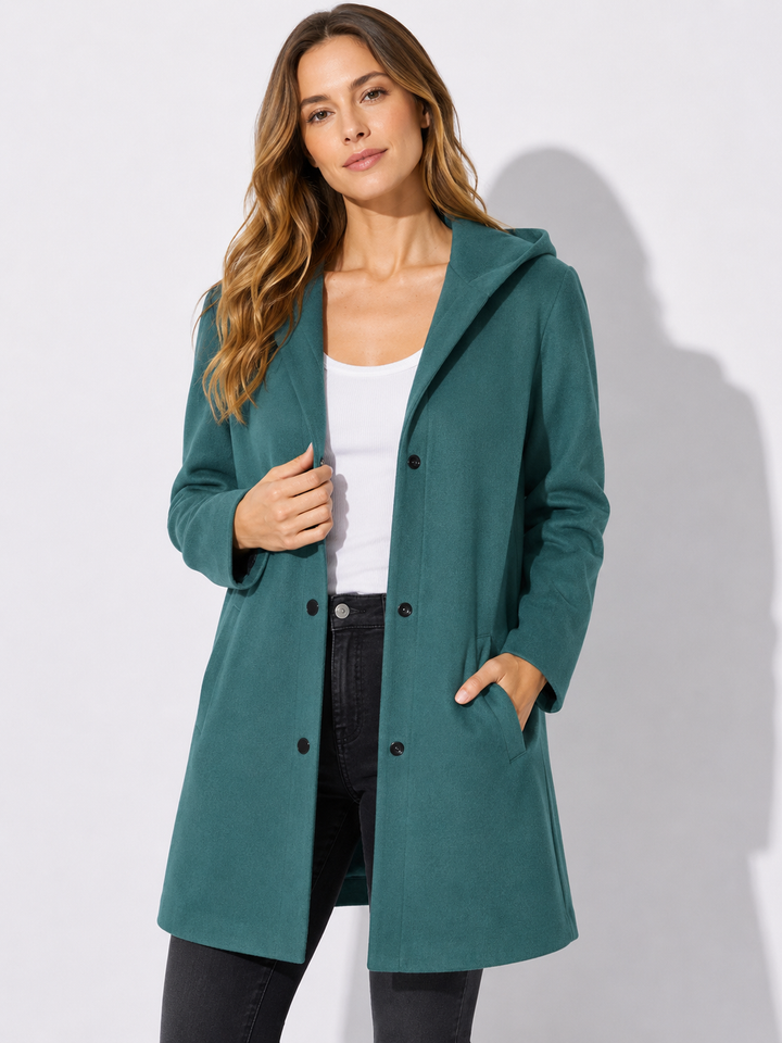 Trendige Damen Kapuzenjacke mit Knöpfen. Vielseitige Outdoormode für lässige Looks.