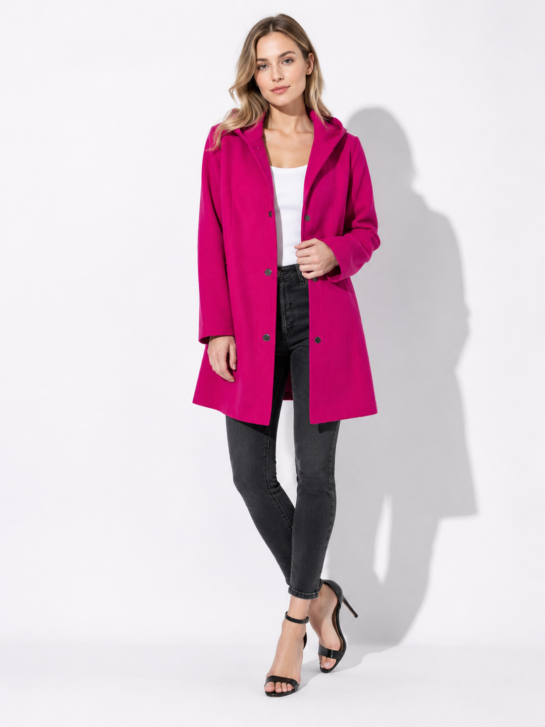Modische Damenjacke mit Kapuze und Knopfleiste. Lässige Alltagsmode für Frühling.